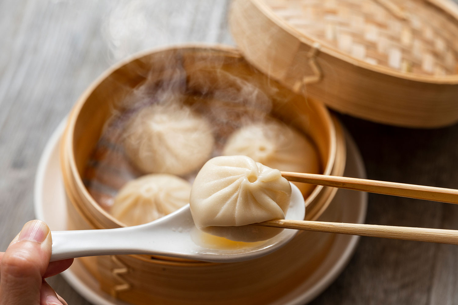 職人手藝打造的手工小籠包等正宗中華料理